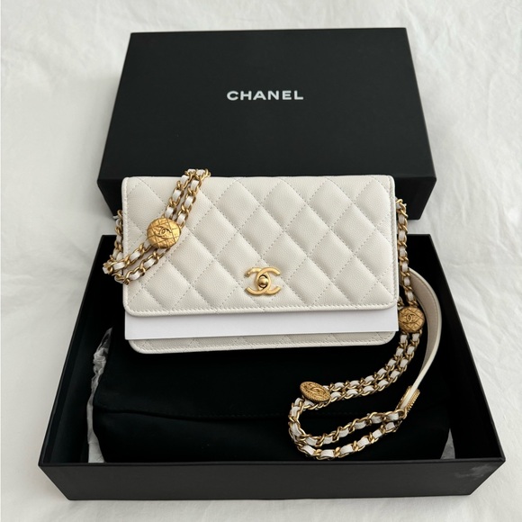 Rare CHANEL Caviar Quilted Twist Your Buttons Wallet On Chain WOC in White - Picture 1 of 16
